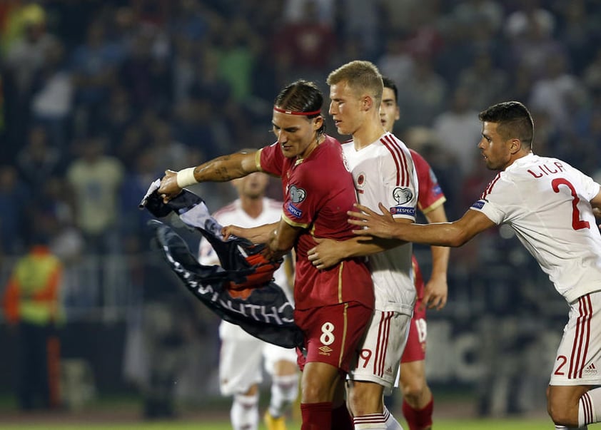 El jugador serbio Stefan Mitrovic recogió la bandera para bajar el aparato, por lo que fue empujado por varios jugadores albaneses y se organizó una tangana sobre el campo que tuvo que ser dispersada.