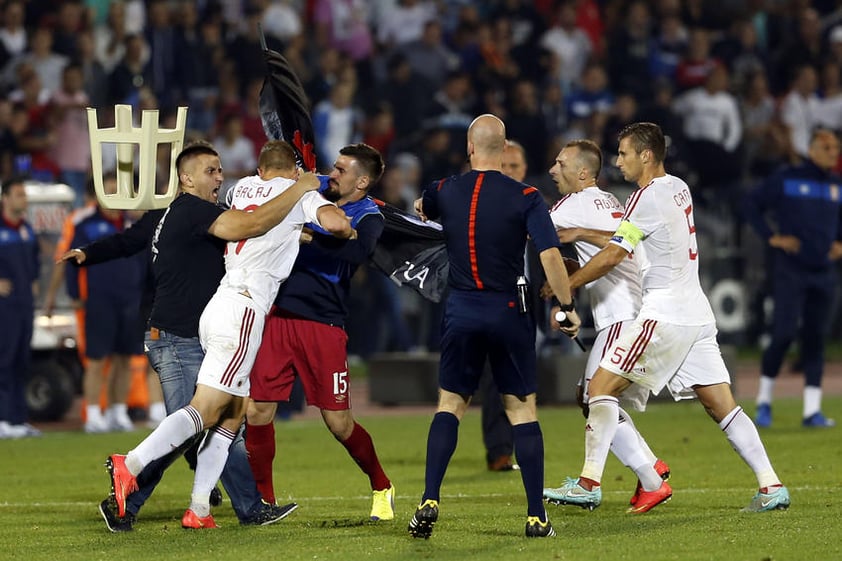 El Serbia-Albania, de clasificación para la Euro 2016, ha sido suspendido debido a un amago de enfrentamiento entre los jugadores, al lanzamiento de petardos y bengalas desde la grada y a un intento de invasión del campo por parte de los aficionados serbios tras la irrupción de un dron con una bandera.