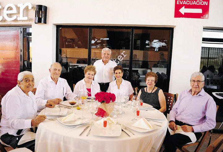 El festejado con sus hijos. Ángel, Rodolfo, Aurora, Lilia, Teresa, Francisco y Miguel.