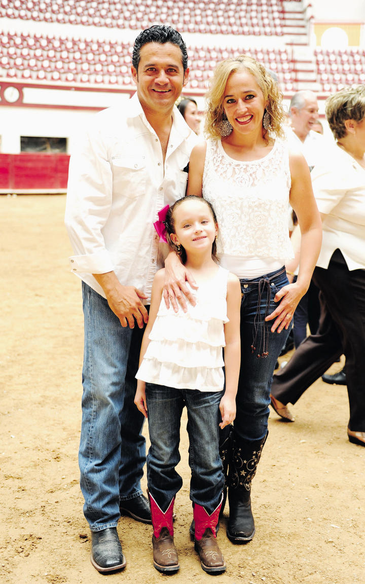 Arturo, Lorena y Regina.