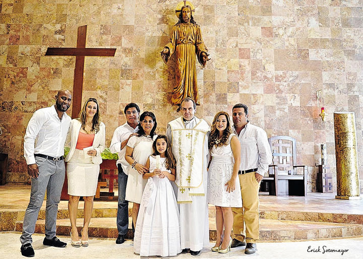 Ianina con sus papás, Gerardo y Adis, y sus padrinos, Felipe, Eliana, Rocí­o y Arturo.