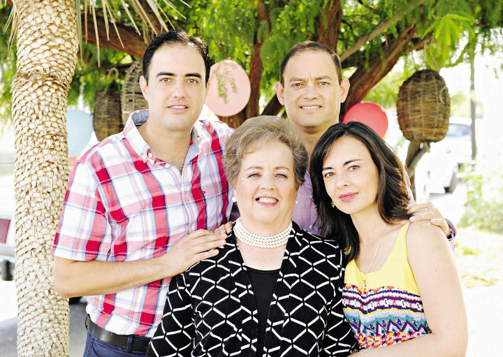 La cumpleañera con sus hijos: Guillermo, Alfredo y Mayita.