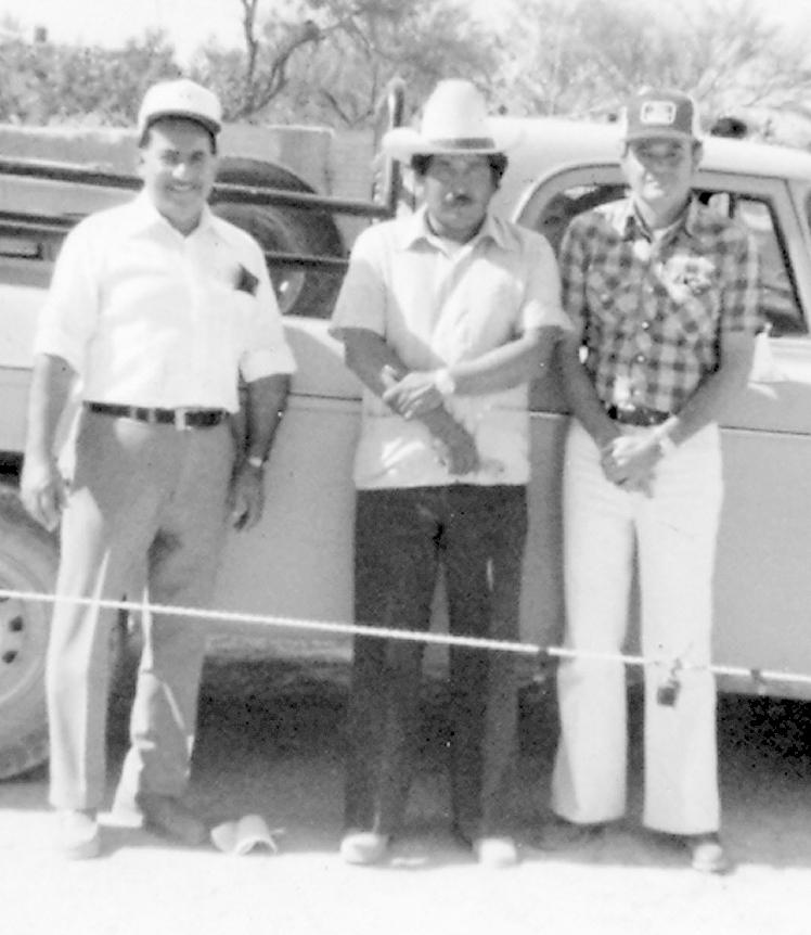 En la Hacienda “Eureka”. De izquierda a derecha, aparecen Isabel Flores, Luis Amador y el propietario Francisco Portilla, en 1973.