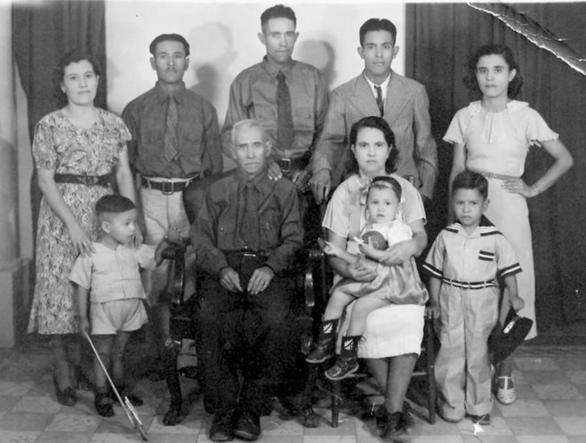 Familia Andrade Aguirre: Demetria (f), Silvestre (f), Marcos (f), Jesús (f), Benita (f), Roberto (f), Adelita (f); y los niños Rubén Andrade Alcántar, Gloria Campos Andrade y José Isabel Andrade Bautista (f). Las tres mujeres fueron las fundadoras de la Esc. Rural Mexicana, Región Laguna - Durango, hace varias décadas.