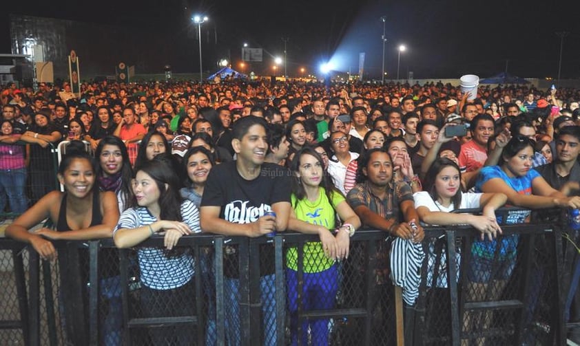 "Calle 13", gritaban los asistentes, pero fue hasta las 21:45 horas que el recinto oscureció, para dar inicio al concierto que duró alrededor de dos horas.