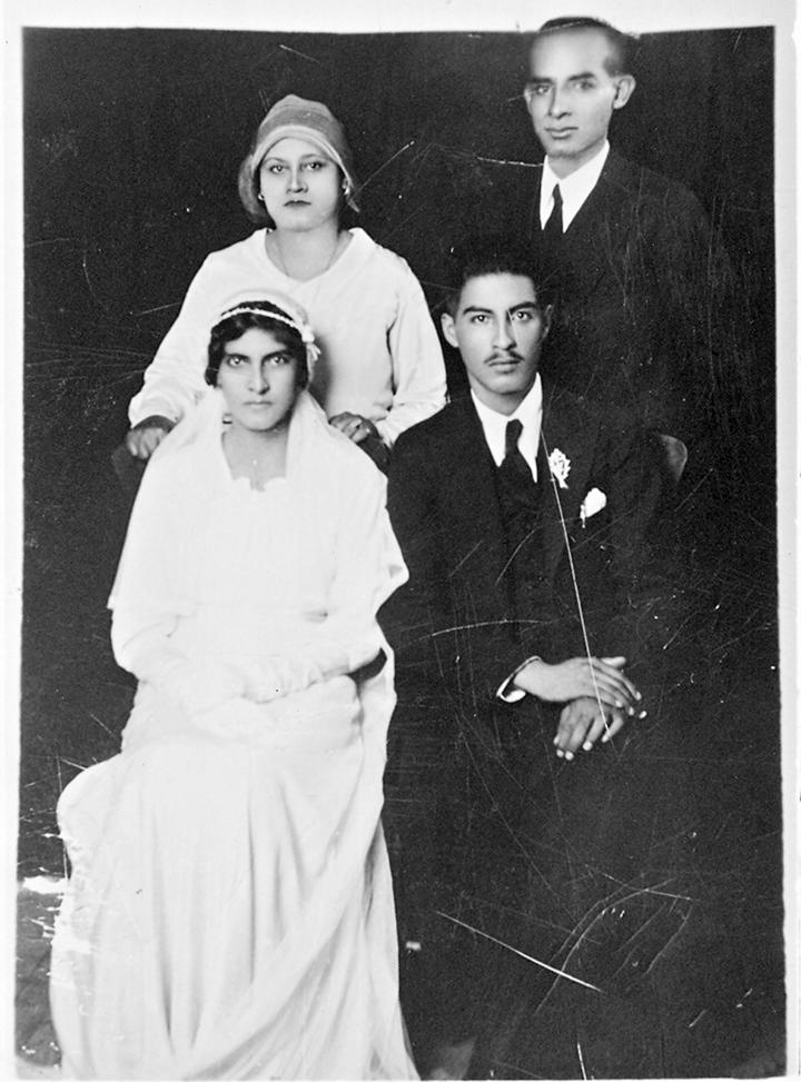 Rosa Hernández Escobedo y Alberto Mendoza Acevedo contrajeron nupcias el día 15 de octubre de 1933. Los acompañan sus padrinos, Sra. Esther Rivas y Sr. Prócoro Castañeda.