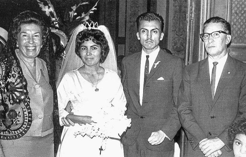 Miguel López V. (f) y Herminia Aguirre S., se casaron en la Catedral del Carmen el 25 de septiembre de 1965. Los acompañan sus padrinos, Sra. Emma Díaz de Márquez (f) y Sr. Leonardo Márquez L. (f).