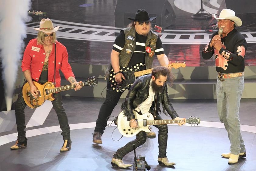 Moderatto dio una muestra de su metal norteño con el dueto hecho con Lupe Esparza, que fue bien recibido por la audiencia que lleno a su máxima capacidad el recinto de Reforma.