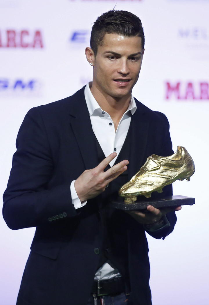 “Es un día especial para mí. Es la tercera para mí (Bota de Oro), pero es como si fuese la primera y la comparto con todos. Prometo a la afición que siempre daré lo mejor dentro de la cancha”, aseguró Cristiano.