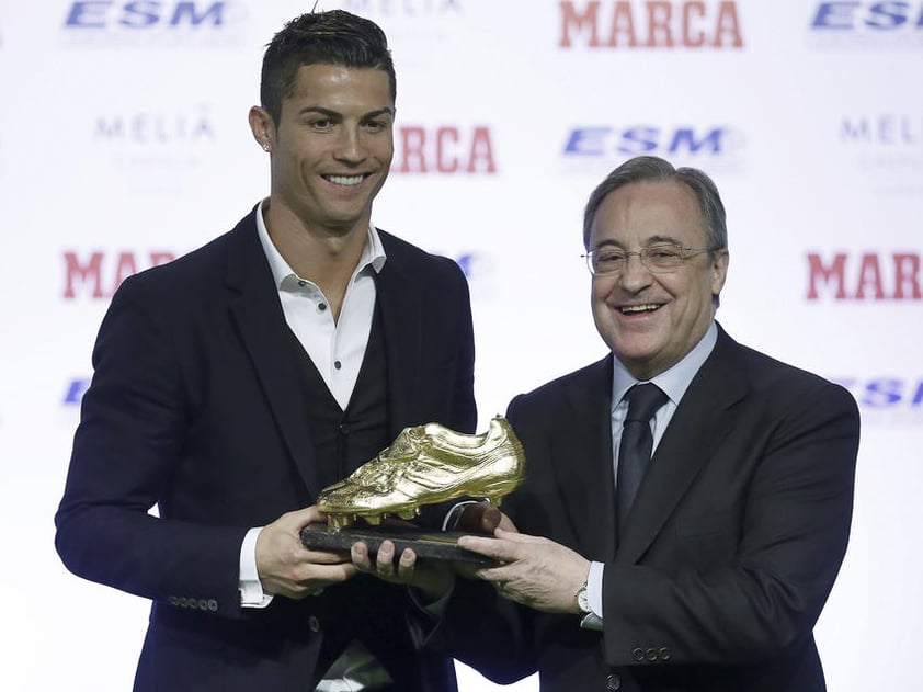 El presidente de Real Madrid, Florentino Pérez, le entregó el reconocimiento a Cristiano.