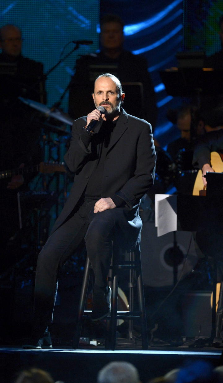 Miguel Bosé , quien fue la Persona del Año en la pasada edición, formó parte de los famosos que interpretaron los temas de Serrat.