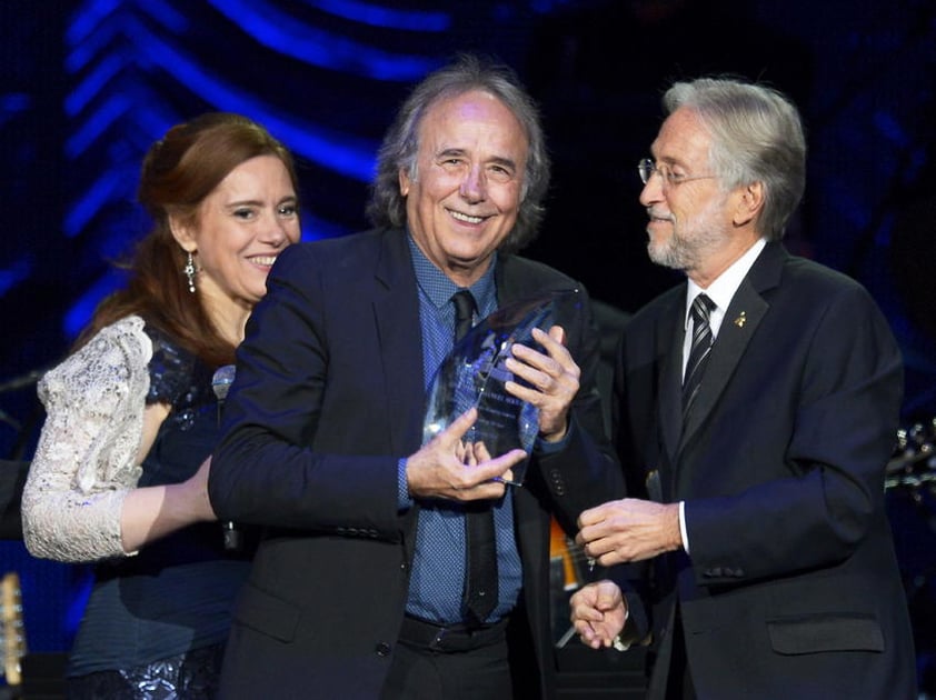 Joan Manuel Serrat recibió el premio a la Persona del Año por parte de la Academia Latina de la Grabación en una ceremonia repleta de artistas que versionaron sus grandes éxitos, antes de que el catalán llenase el escenario de emoción con su mítico Mediterráneo.