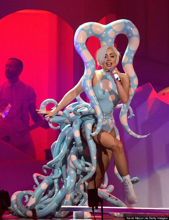 Durante sus conciertos, los extravagantes atuendos no pueden faltar, como en su gira ArtRAVE, donde portó un traje que simulaba tener tentáculos.