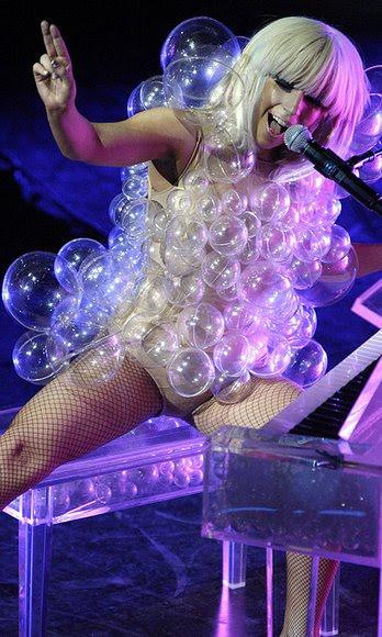 Con su primer disco, Gaga ya lucía estrafalarios vestuarios como uno de burbujas transparentes.