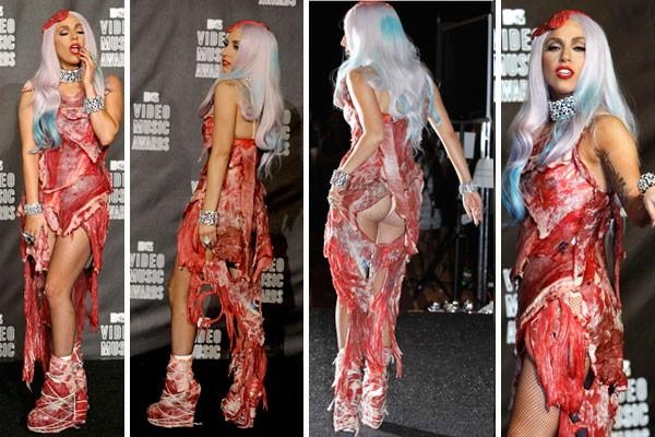 Gaga se enfundó en un vestido de carne real para recibir un galardón a manos de Cher en la polémica entrega de premios.