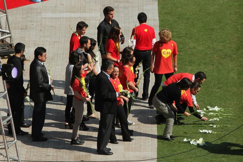 Familiares de Gómez Bolaños y algunas personas del público también colocaron las flores blancas en la cancha.