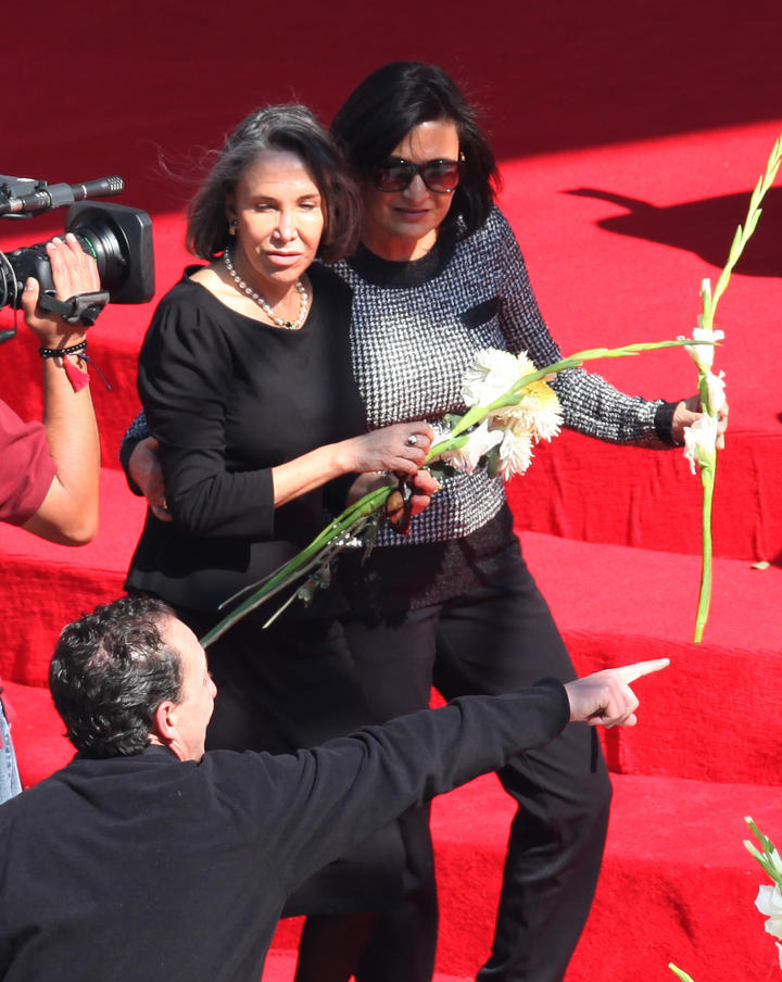 Con la colocación de flores blancas en una parte de la cancha, inició el homenaje póstumo en honor de Roberto Gómez Bolaños "Chespirito" y Florinda Meza fue la primera en colocarlas.