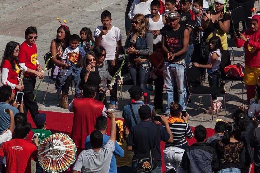 Florinda Meza, pareja del actor, y los hijos de éste participaron en la ceremonia, a la que acudieron miles de personas -muchas de ellas disfrazadas como los personajes creados por Gómez Bolaños.