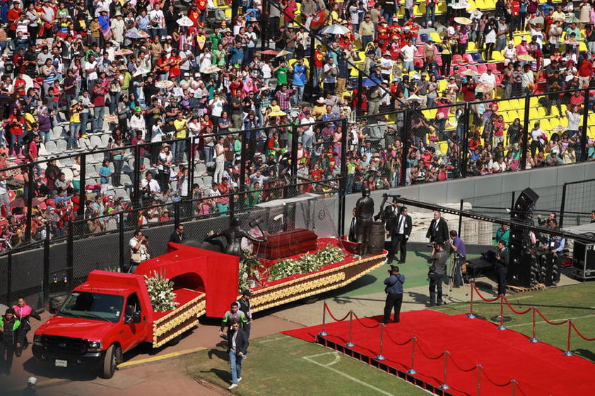 Tras un recorrido por las calles de la Ciudad de México, el ataúd de "Chespirito" llegó entre aplausos y ovaciones al Estadio Azteca.