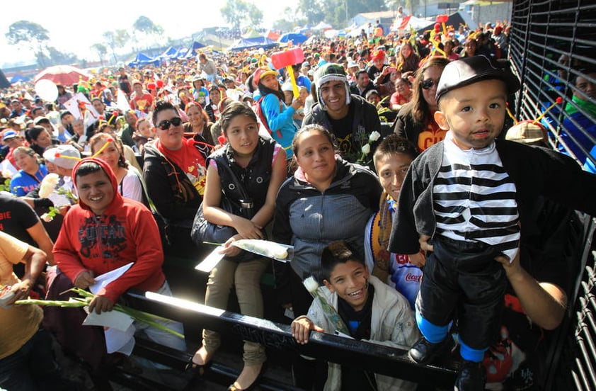 Chicos y grandes acudieron al estadio a rendir tributo al actor.