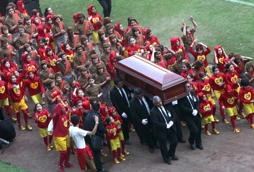 El público mexicano se dio cita en el Estadio Azteca para dar una emotiva despedida a Roberto Gómez Bolaños "Chespirito" con un homenaje a su vida y agradecer las alegrías que contagiaron sus personajes.