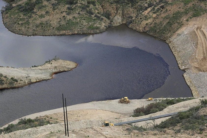 10 de agosto | Derrame. Una mina de cobre de Grupo México contaminó un río con miles de metros cúbicos de sustancias tóxicas; se derramaron aproximadamente 40 mil metros cúbicos de lixiviados de cobre en el río Bacanuchi.