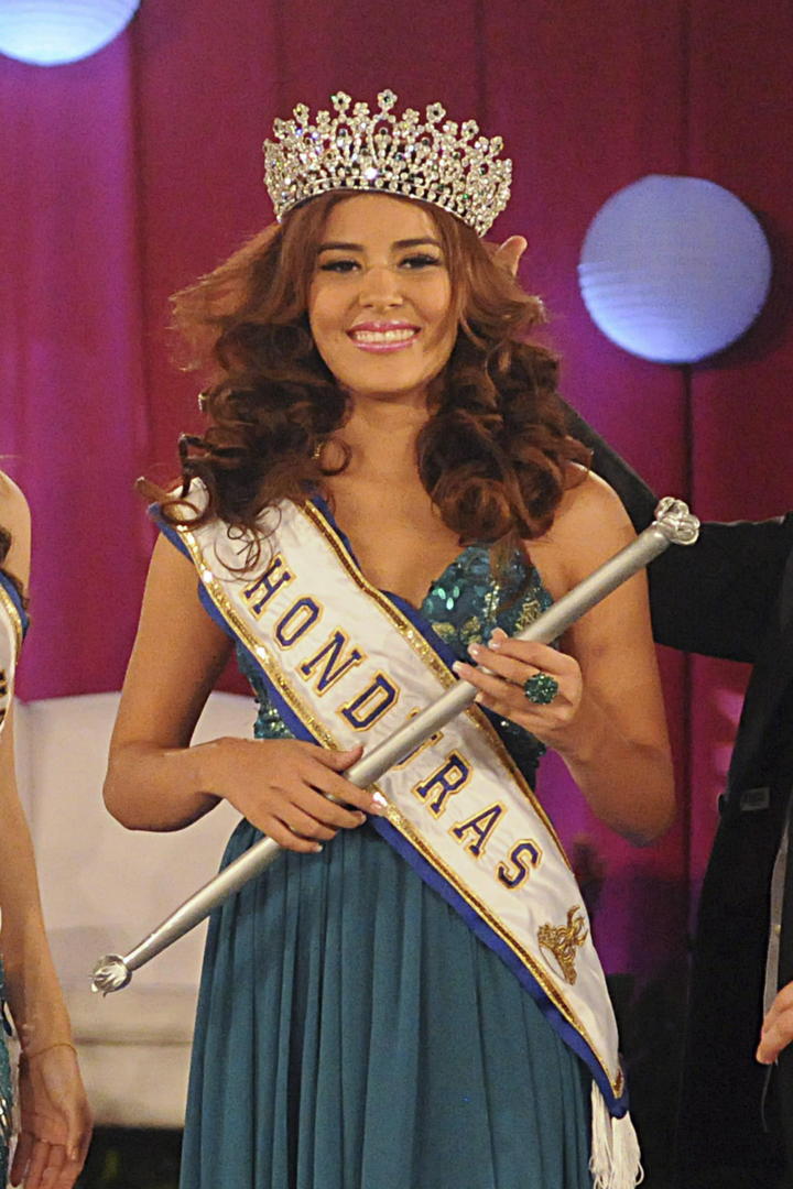 19 de noviembre | María José Alvarado. La Miss Honduras Mundo 2014 fue encontrada muerta junto a su hermana Sofía Trinidad tras haber sido reportadas como desaparecidas.