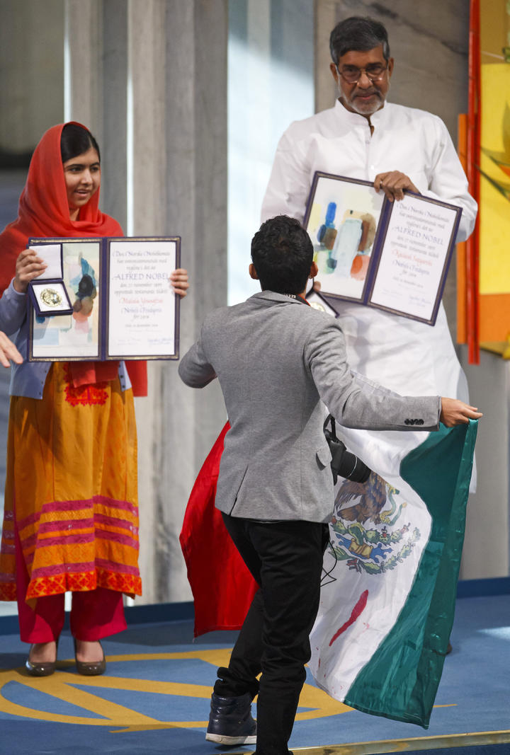 De pronto el individuo se aproximó al templete, hablando directo a Malala, aunque no se ha podido saber que era lo que demandaba.