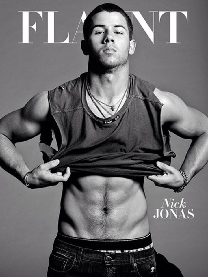 Nick Jonas impactó a sus fanáticas al protagonizar una atrevida sesión de fotos para la revista Flaunt.