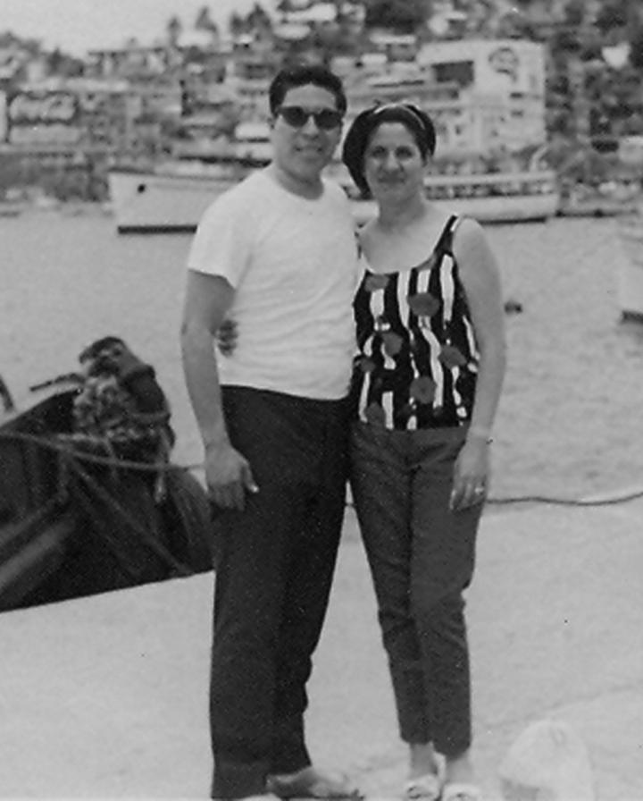 Dionisio Sánchez Herrera en compañía de su esposa, Dolores Campuzano, en Acapulco, Guerrero, en los 60