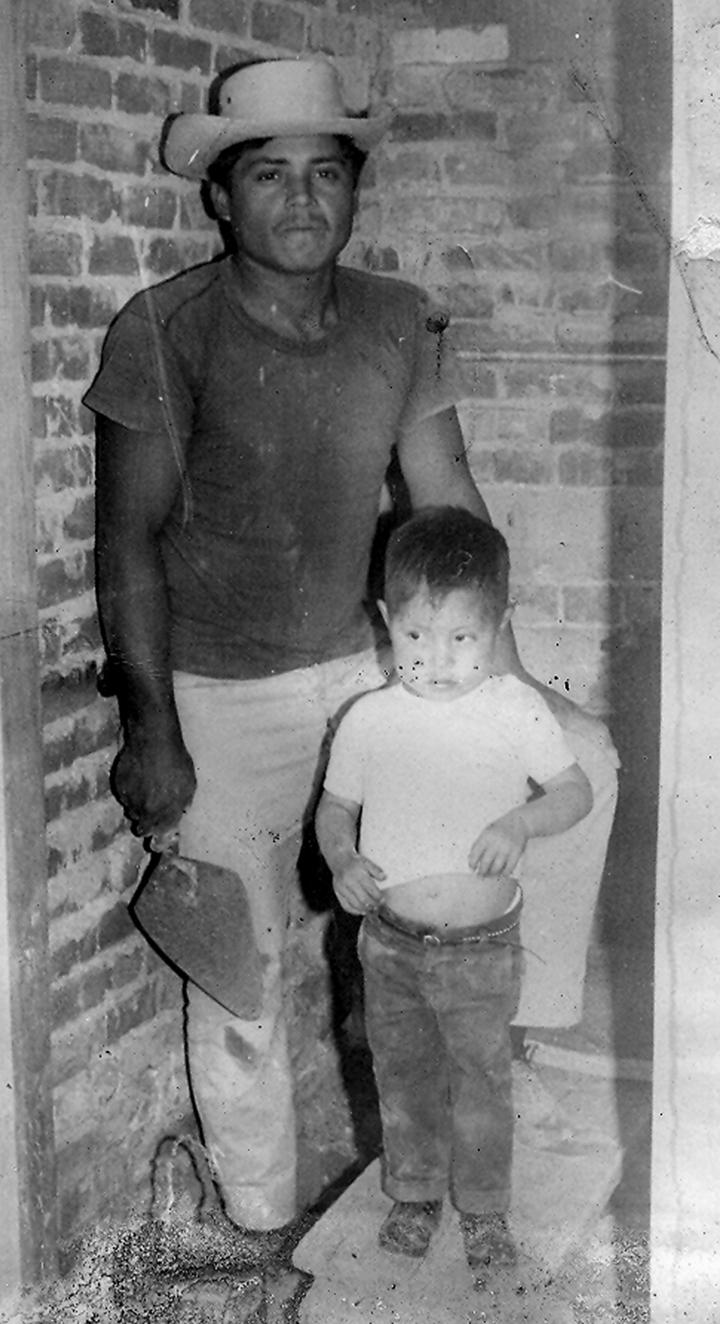 Sr. Jesús Rivera Vidaña y su hijo, Jesús Rivera Lara, hace 45 años.