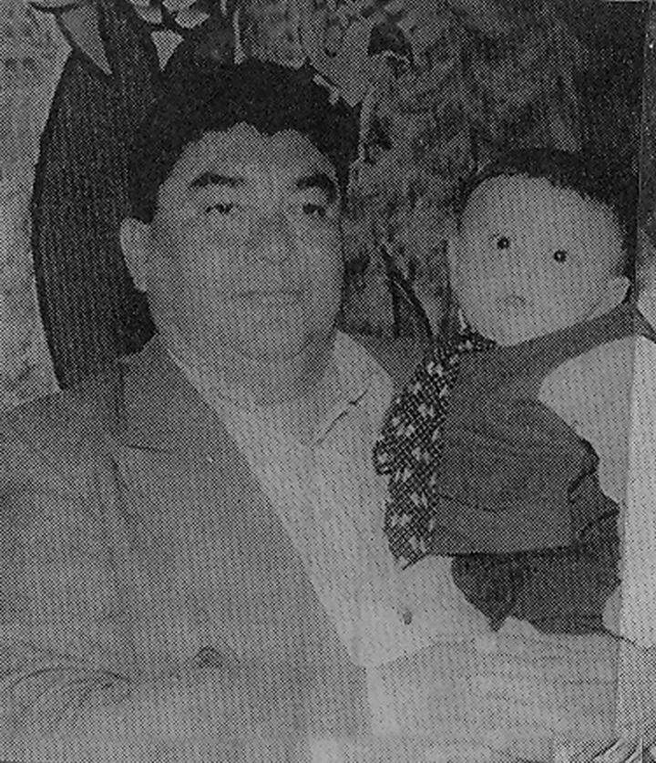 Gilberto Saláis y su nieto, Julio Gilberto Saláis, hace varias épocas navideñas.