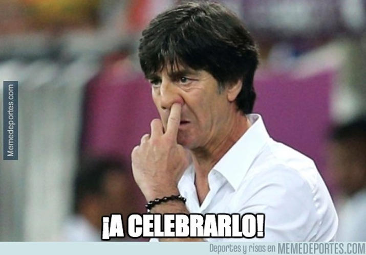 Joachim Löw es conocido, además de su talento táctico, por un peculiar gesto al estar obre el césped...