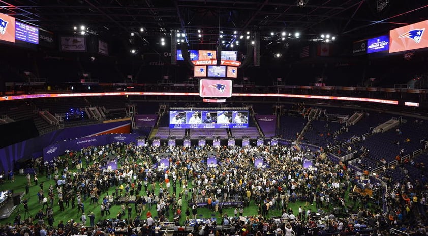 Los primeros en salir fueron los jugadores de los Patriotas de Nueva Inglaterra en el centro deportivo US Aiways Center de Phoenix, Arizona.