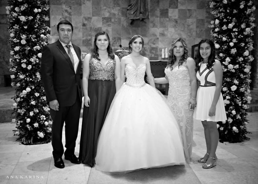 Nadia Posada Reyes en compañía de sus padres, C.P. José Posada Morales y Lilia Reyes Lozano; y sus hermanas, Valeria y Marifer.- Ana Karina Fotografía