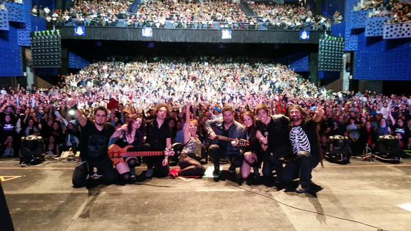 El Tour "La Guzmán 1F" llenó de recuerdos y humor al Pepsi Center cuando Alejandra Guzmán inundó de romanticismo y locura el recinto con casi "sold out" por más de una hora y media.