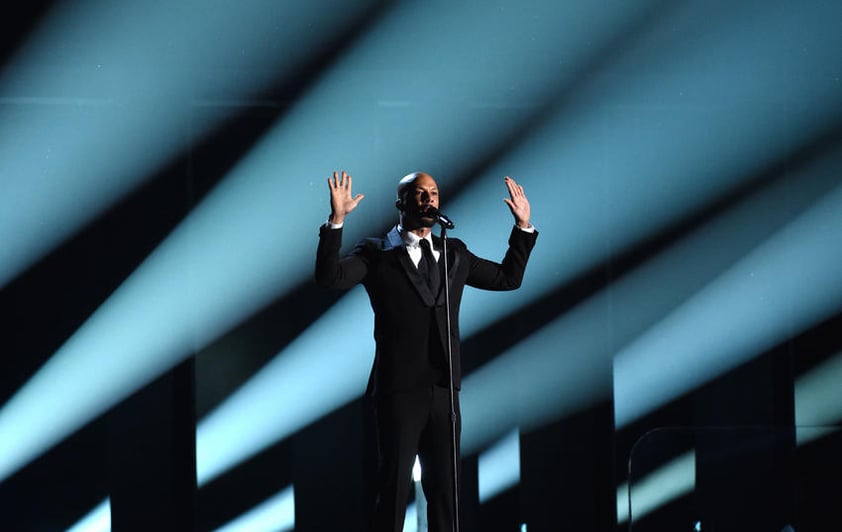 Common cerró la 57 entrega de los Grammys con Glory de la cinta Selma.