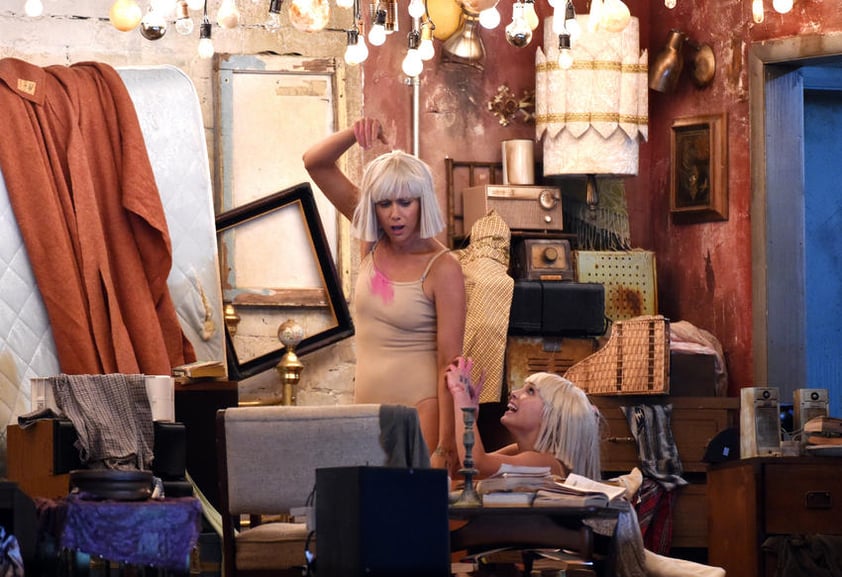 Kristen Wiig y Maddie Ziegler acompañaron a Sia bailando su éxito Chandelier.