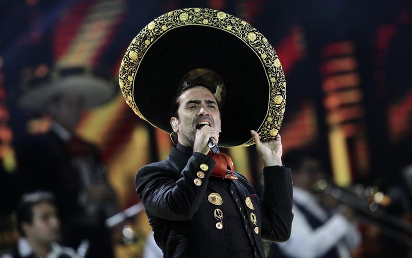 Los cantantes mexicanos Emmanuel y Alejandro Fernández protagonizaron la “noche mexicana” del Festival Internacional de la Canción de Viña del Mar, intérpretes que fueron premiados por el público con las gaviotas de Plata y Oro.