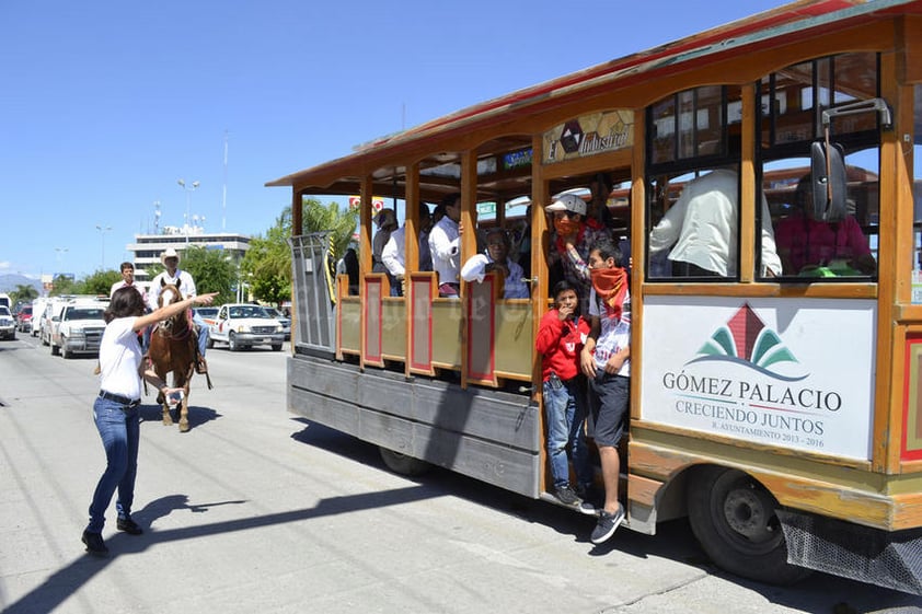 Los tranvías realizaron todo el recorrido detrás de los contingentes, como una muestra de los recorridos turísticos que se pueden hacer también en La Laguna de Durango.