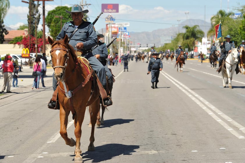 Los contingentes partieron de la explanada del Palacio Municipal, para luego tomar por la calle Independencia hasta la calzada J. Agustín Castro.