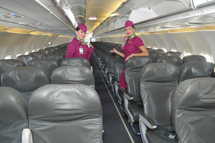 Las azafatas presentaron el interior del avión.