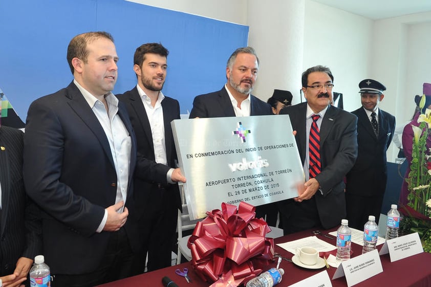 Volaris entregó una placa conmemorativa a los representantes del Aeropuerto de Torreón por el inicio de las operaciones en esta terminal.