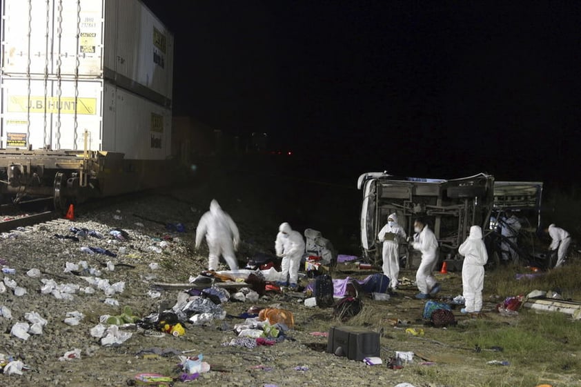 13 de febrero | Accidente. Un accidente entre un autobús y un tren deja 20 muertos en Nuevo León.