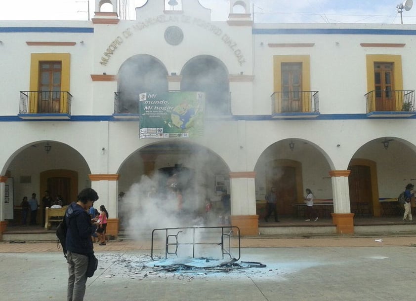 1 de junio | Quema. Maestros de la CNTE queman papelería en las juntas distritales del INE en Tehuantepec y Juchitán de Zaragoza.