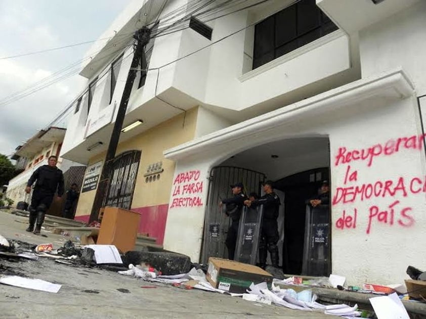 6 de junio | Enfrentamiento. Profesores dela sección 22 de la CNTE de Oaxaca se enfrentan con policías y el ejército mexicano.