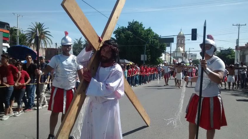 Cientos de feligreses presenciaron y siguieron el recorrido del Viacrucis.