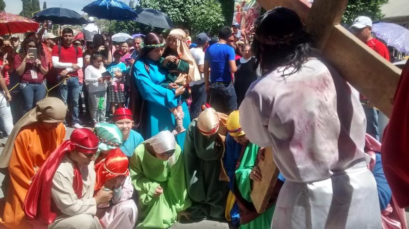 Con la participación de 40 actores y el apoyo de 300 jóvenes de la Pascua de la Catedral de Guadalupe, se llevó a cabo el Viacrucis de la Diócesis de Gómez Palacio.