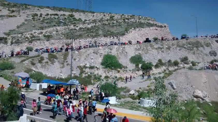 Familias enteras acudieron desde temprana hora para recorrer los 2.5 kilómetros de trayecto, junto a los 40 autores que participaron en la representación.