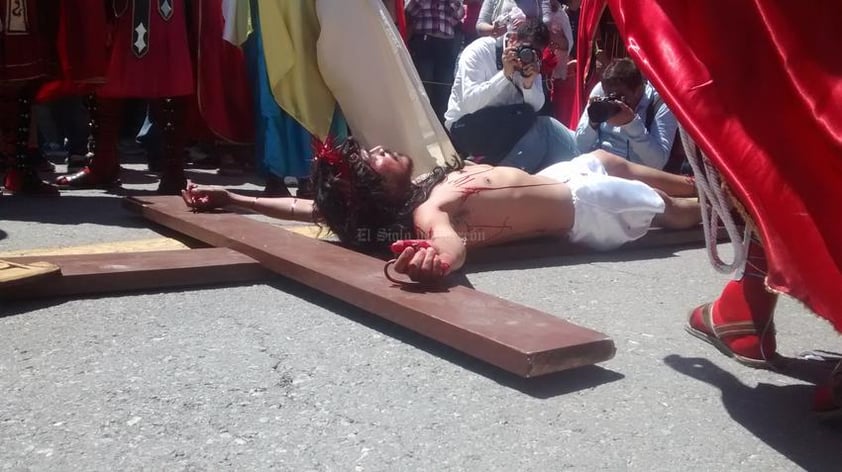 Bajo los inclementes rayos del Sol, cerca de 70 mil personas -según cifras oficiales- vivieron la representación número 35 de la pasión y muerte de Cristo, en el Cerro de las Noas.